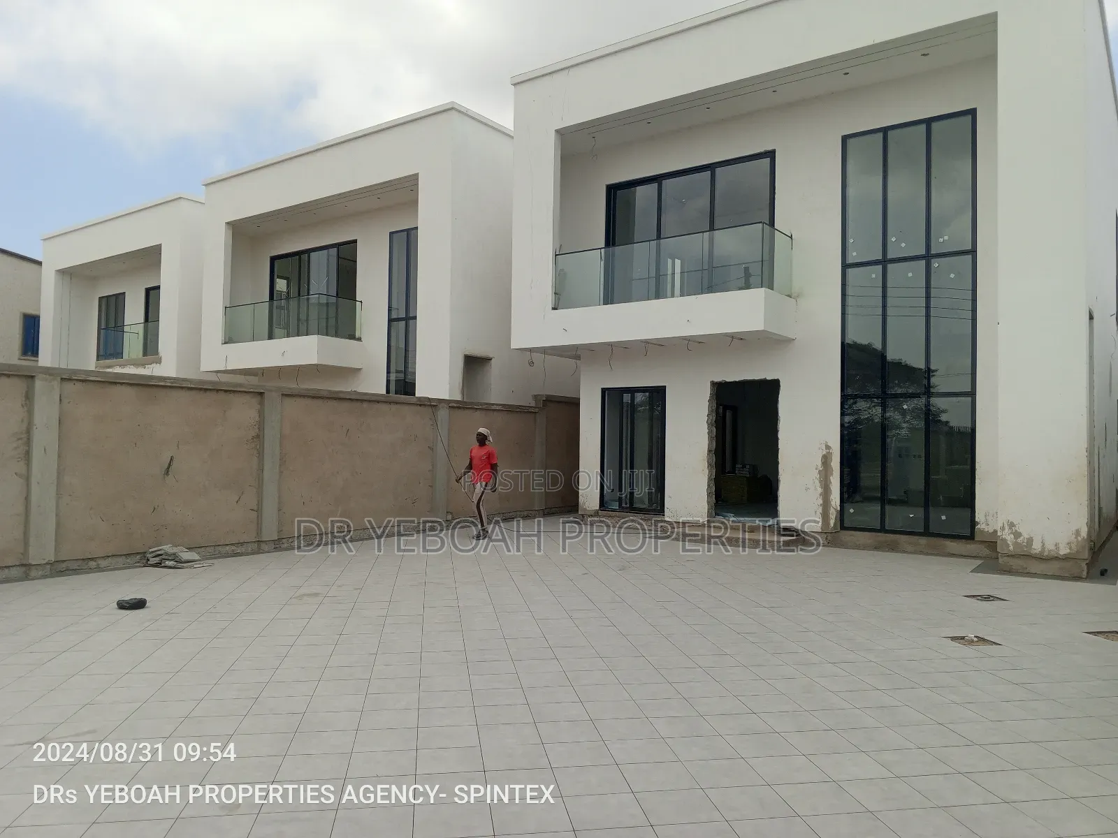 4bdrm Duplex in Spintex:- 4 Bedrooms for sale