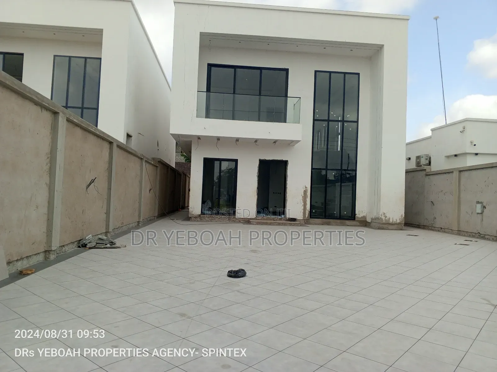 4bdrm Duplex in Spintex:- 4 Bedrooms for sale