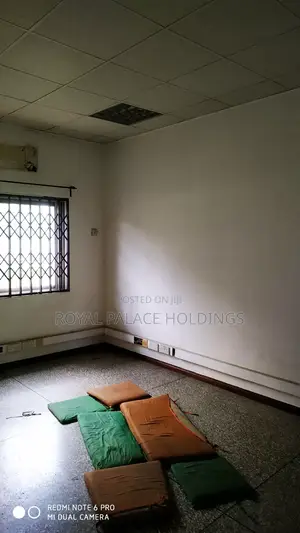 3bdrm Block of Flats in Kuffour, Airport Residential Area for rent