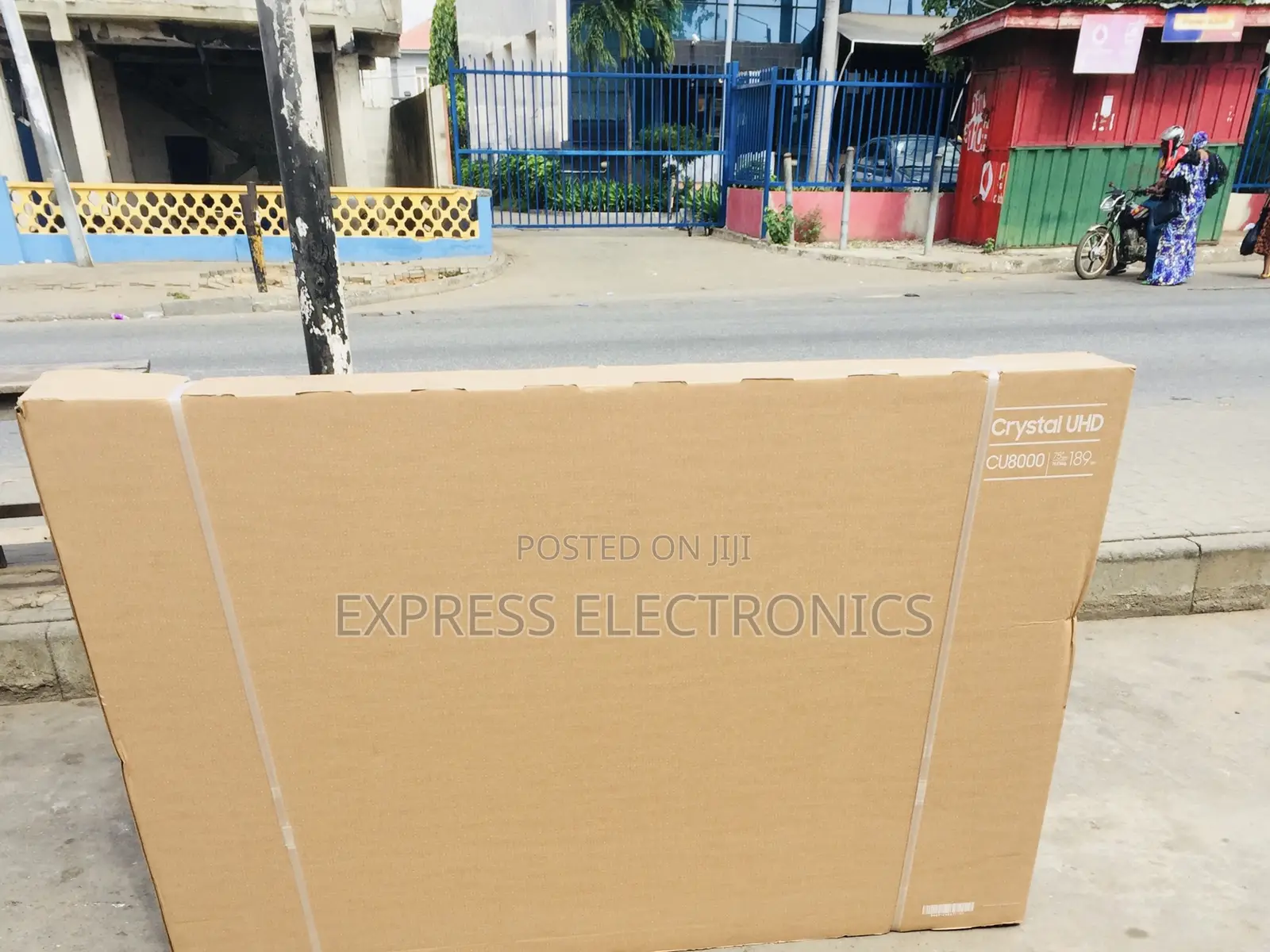 Samsung Uhd Smart 75”Du8000 Glossy Black Screen