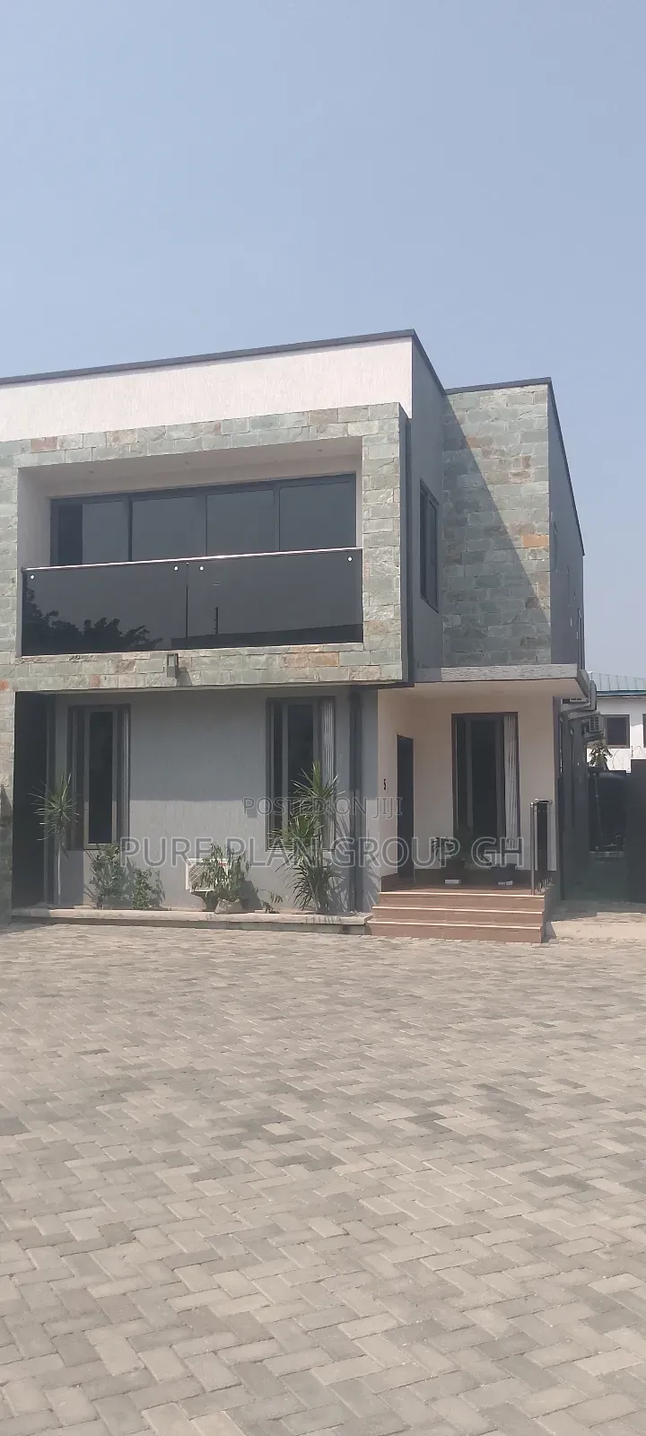 4bdrm Townhouse / Terrace in Dzorwulu for rent