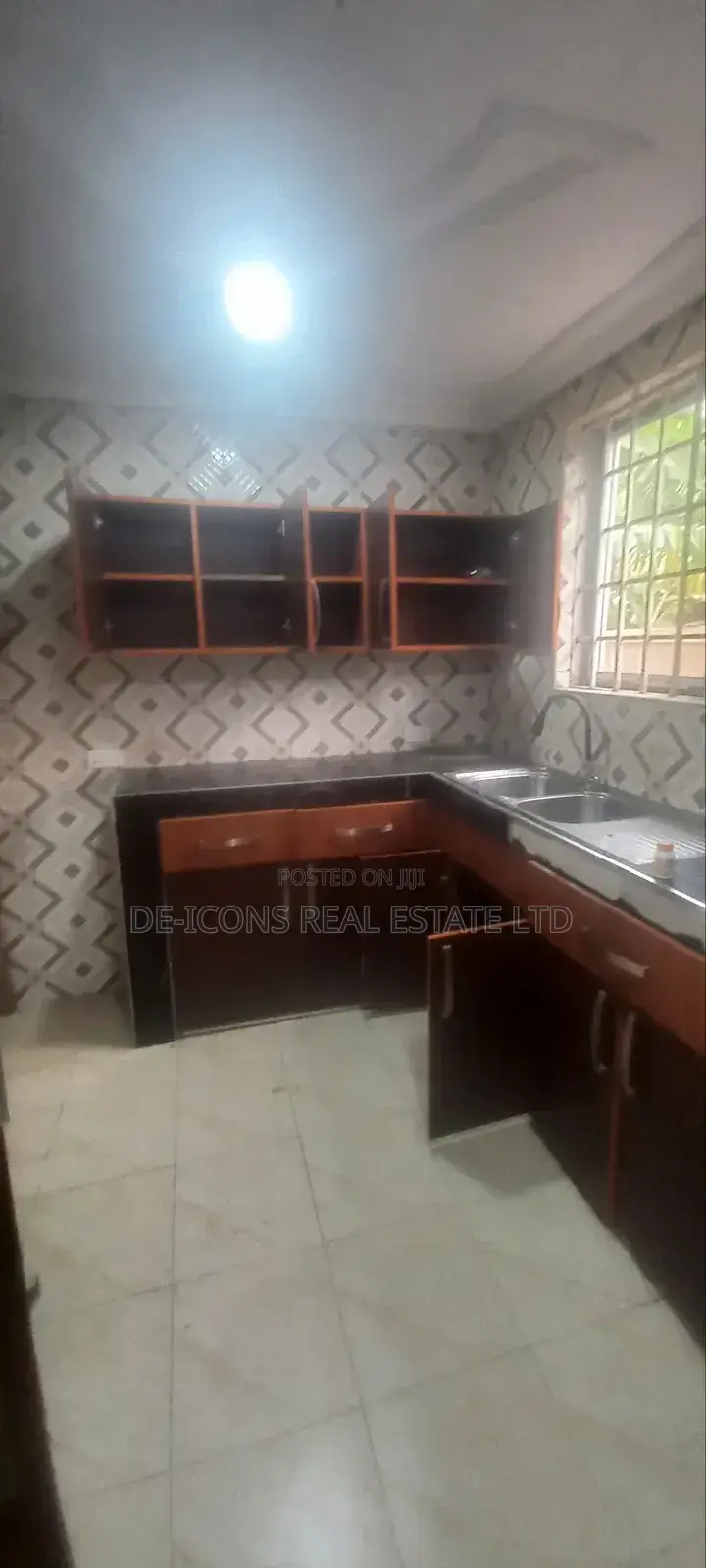 3bdrm Duplex in De-Icons Real Estate, Awutu Senya East Municipal