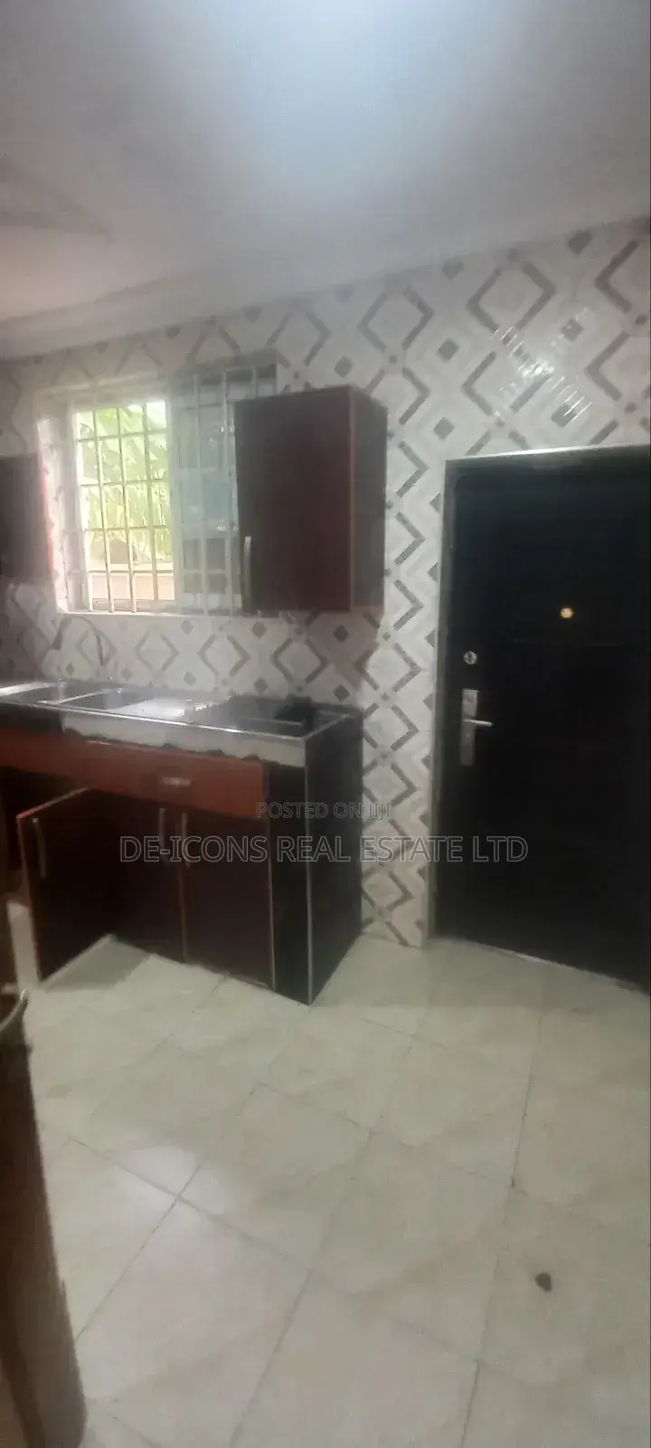 3bdrm Duplex in De-Icons Real Estate, Awutu Senya East Municipal