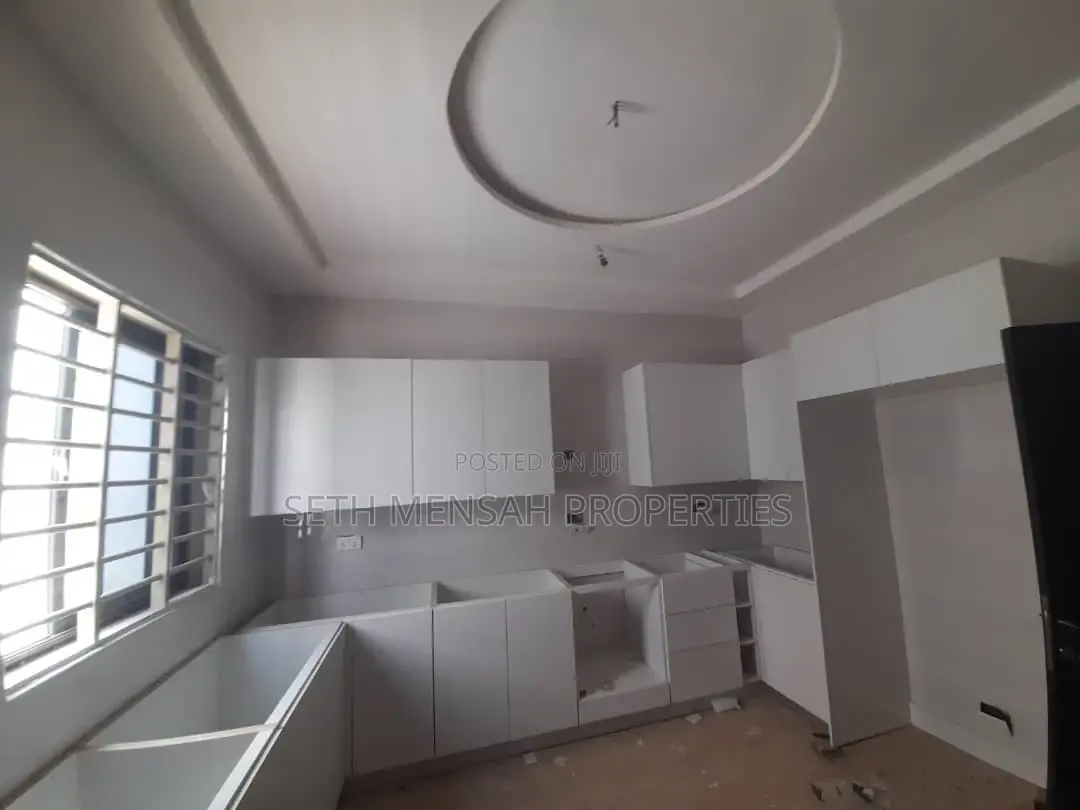 3bdrm House in Skm, Spintex for sale