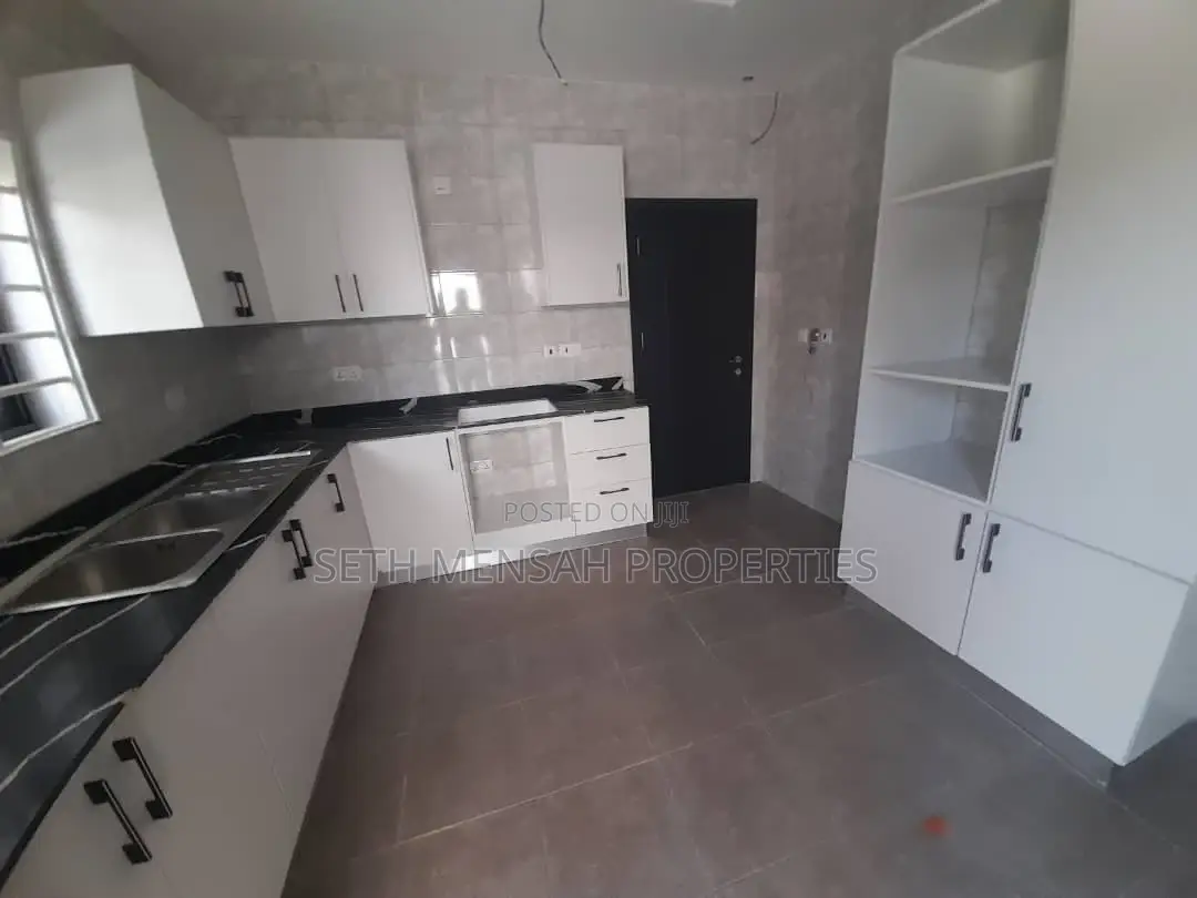 4bdrm House in Skm, Spintex for sale