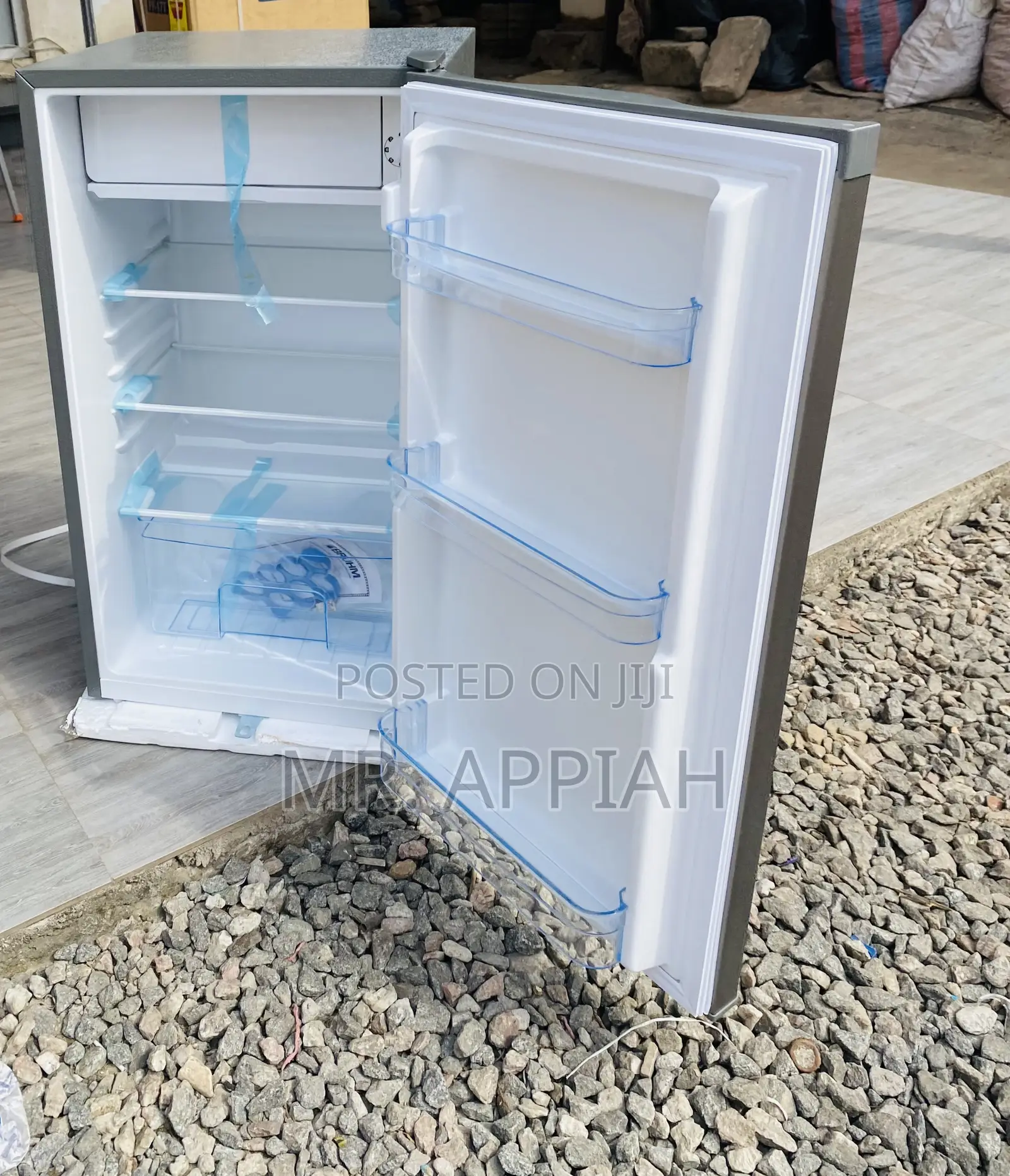 Sleek Design Pearl PF —111H Top Freezer Electric Fridge.