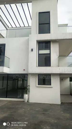4bdrm Duplex in Close To American, Adjiriganor for sale