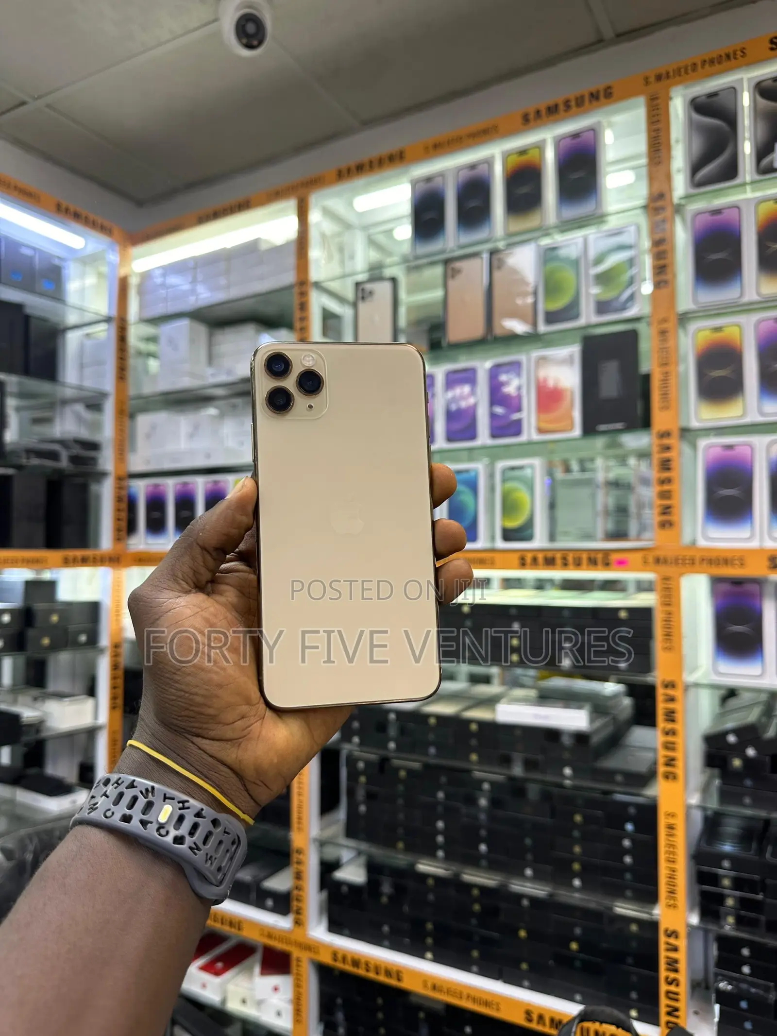 New Apple iPhone 11 Pro Max 64 GB Gold