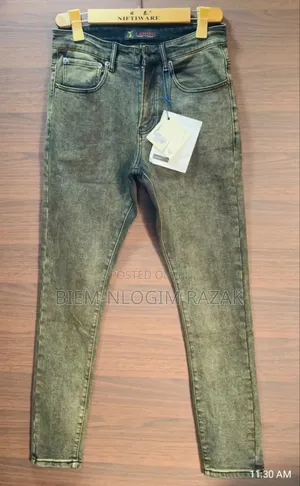 High Quality Luiz Vuitton N Armani Plain Jeans Available