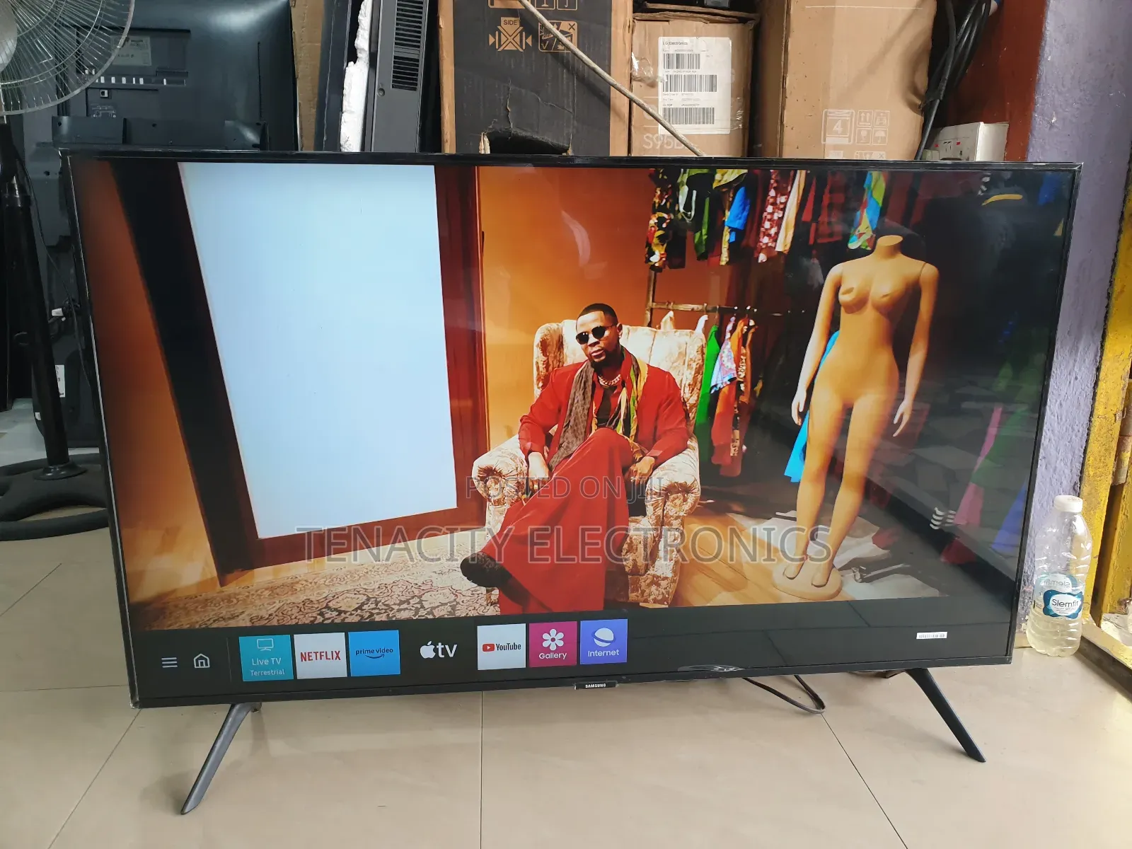 43"Samsung Crystal Uhd HDR Smart Satellite Tv