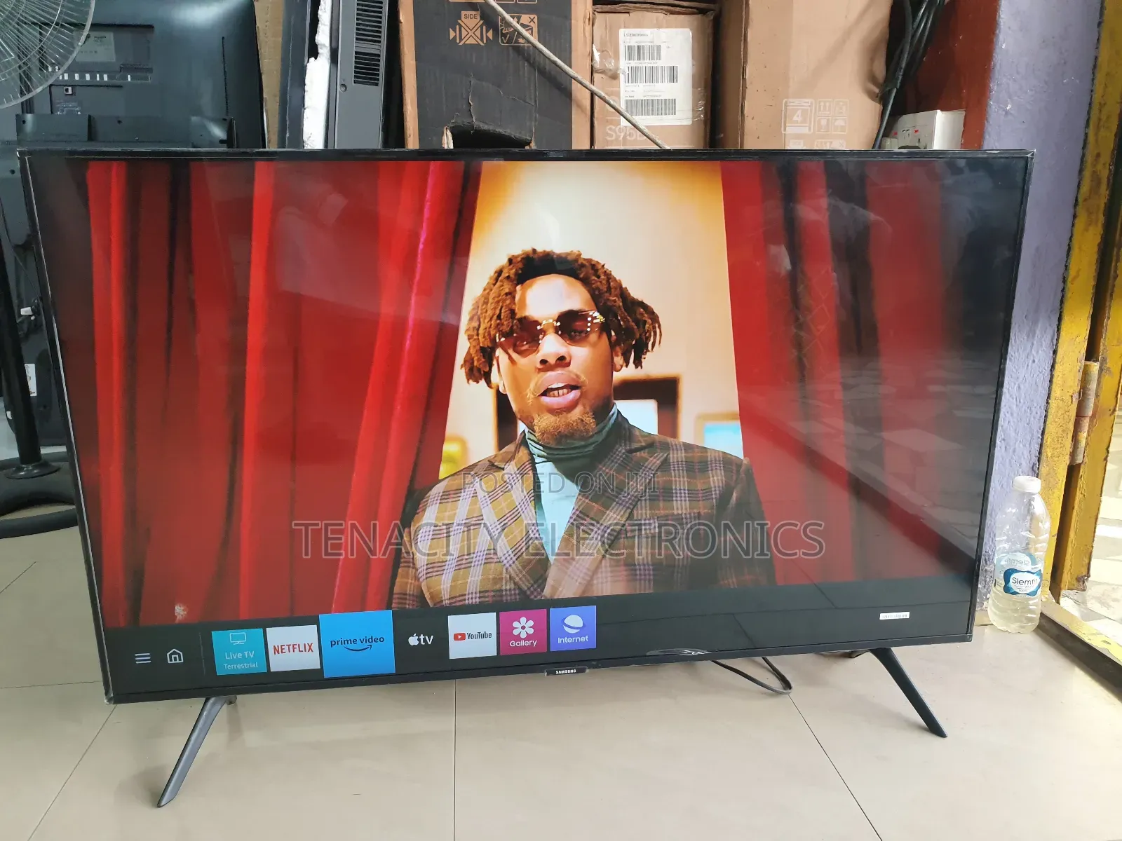 43"Samsung Crystal Uhd HDR Smart Satellite Tv