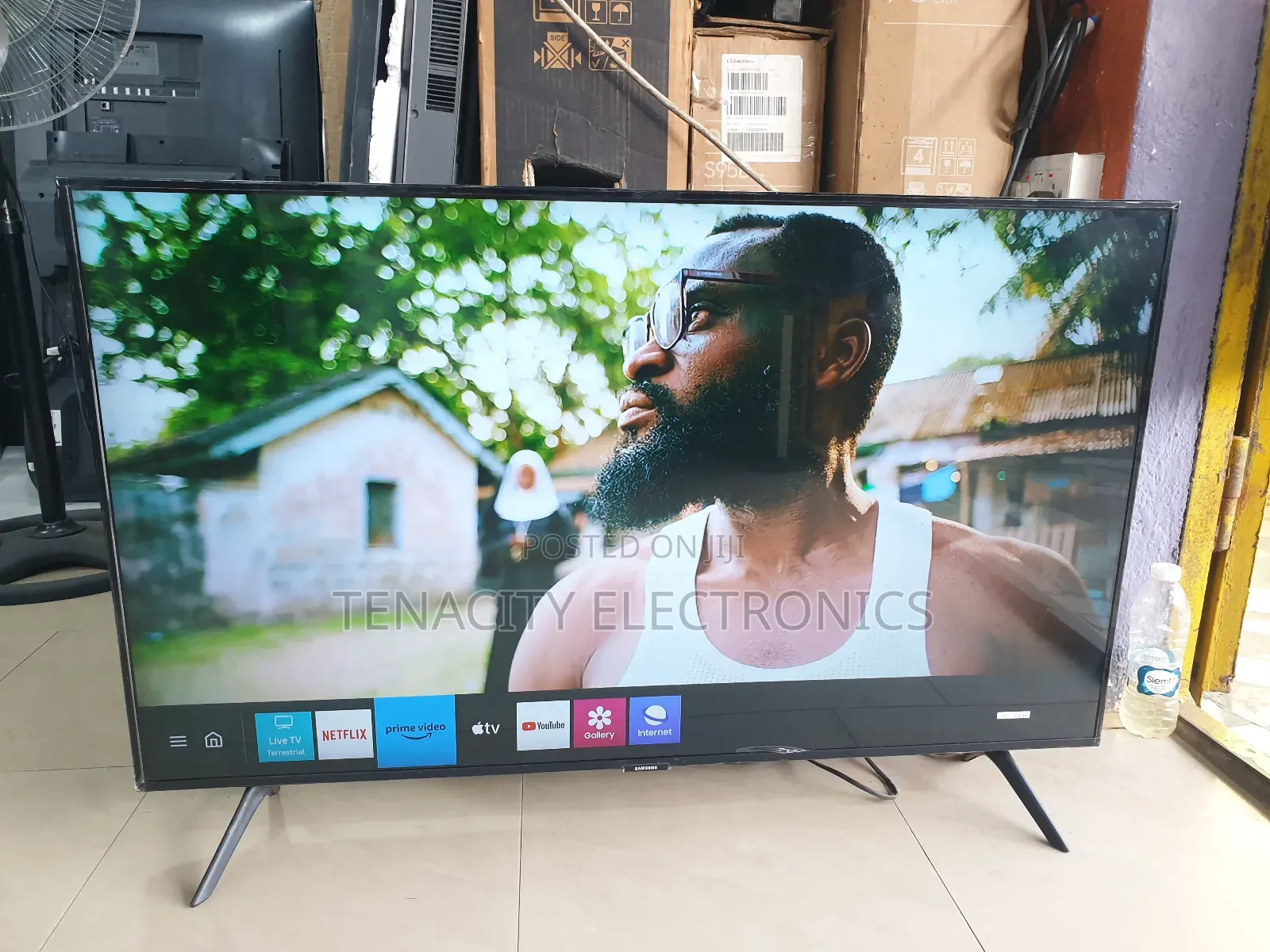 43"Samsung Crystal Uhd HDR Smart Satellite Tv