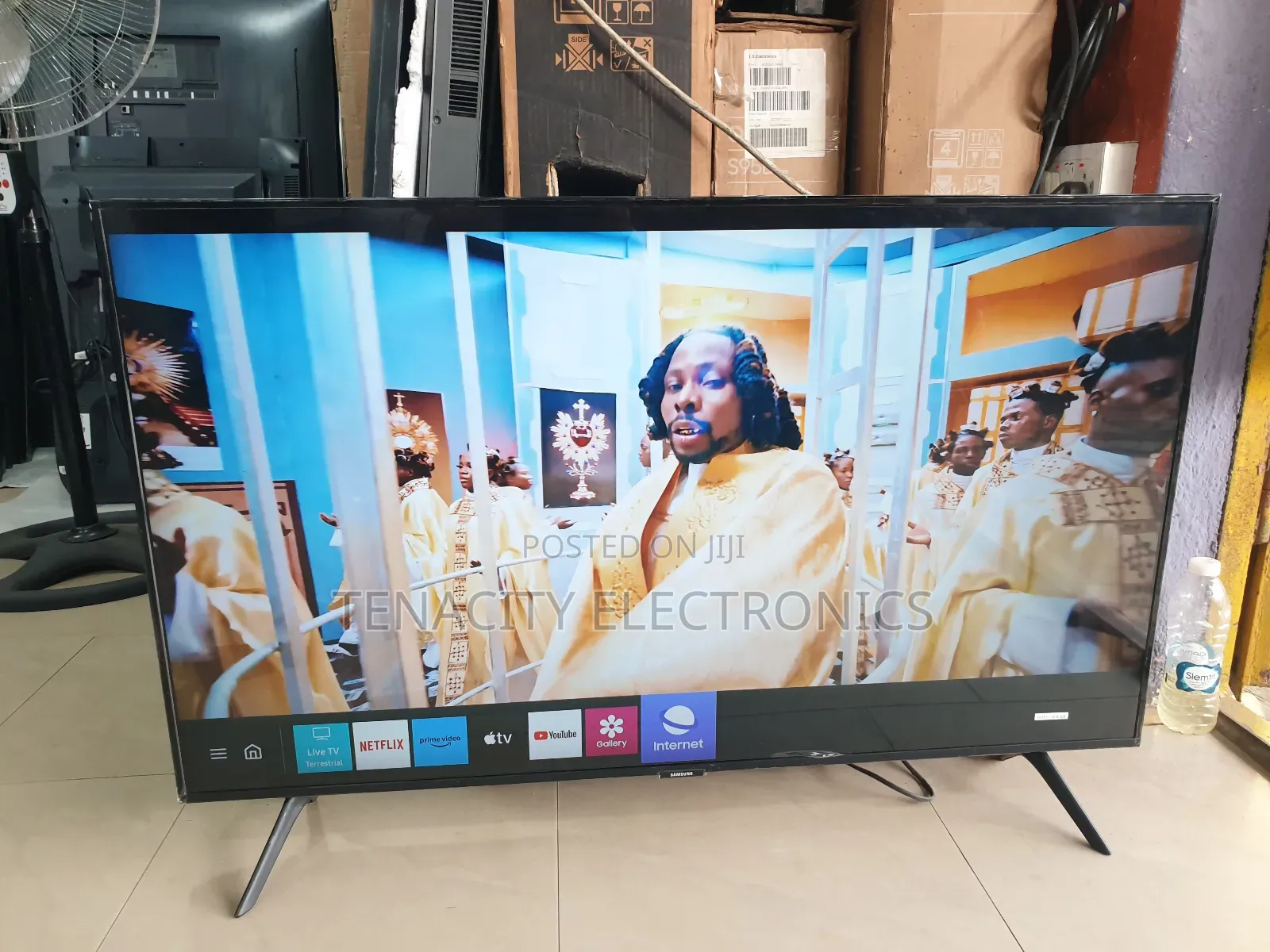 43"Samsung Crystal Uhd HDR Smart Satellite Tv