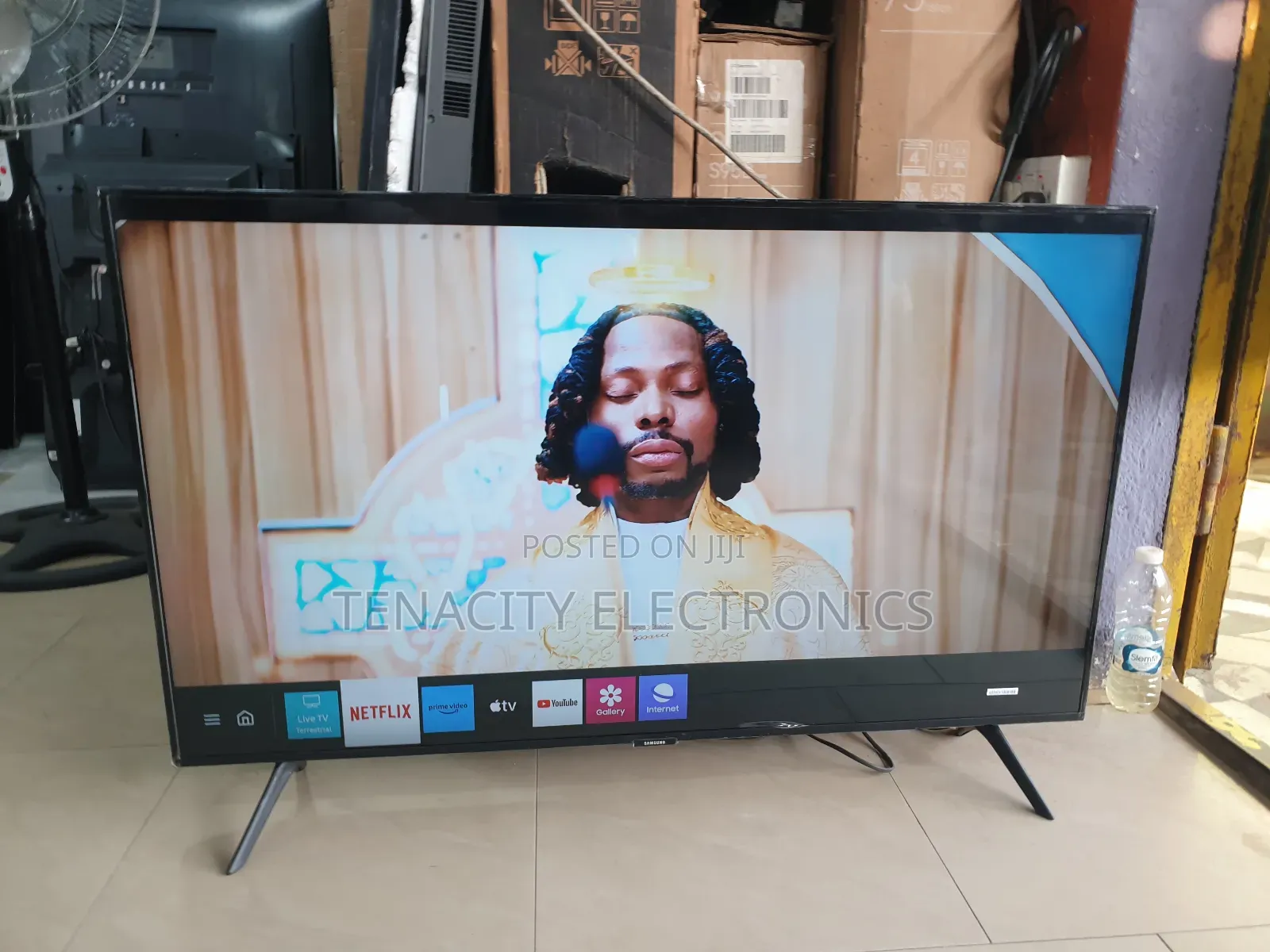 43"Samsung Crystal Uhd HDR Smart Satellite Tv
