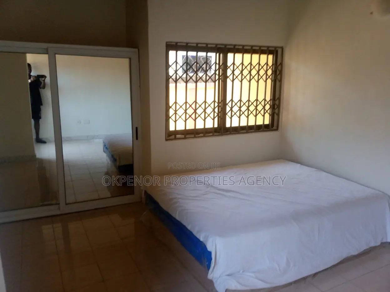 Furnished 7bdrm House in Accra for sale in Accra Metropolitan Houses