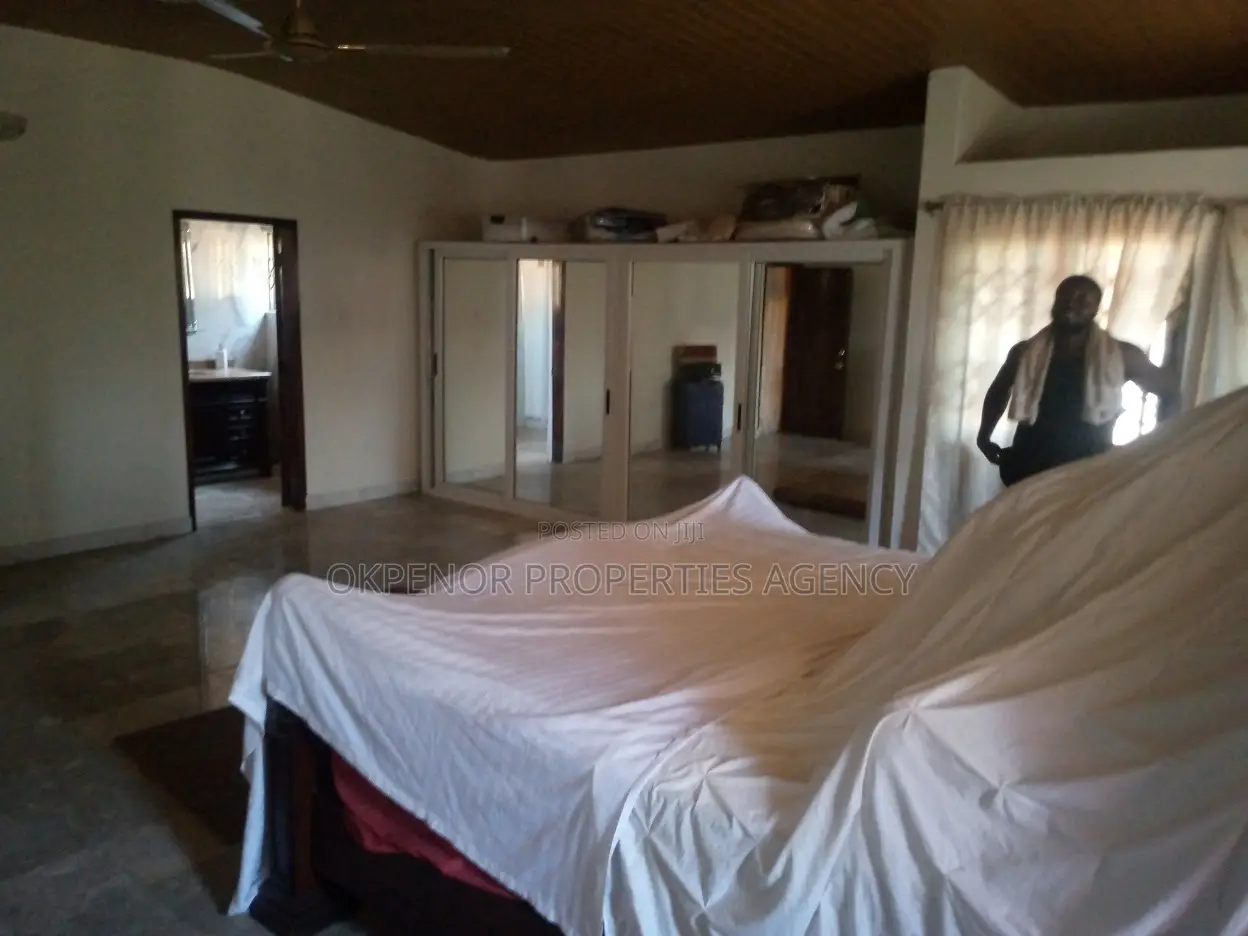 Furnished 7bdrm House in Accra for sale in Accra Metropolitan Houses