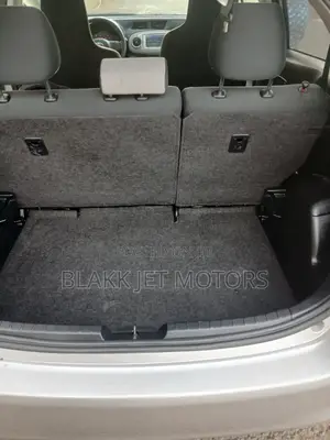 Toyota Vitz 1.3 FWD 5dr 2013 Silver
