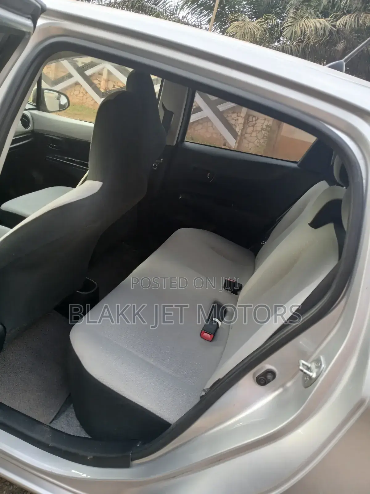 Toyota Vitz 1.3 FWD 5dr 2013 Silver