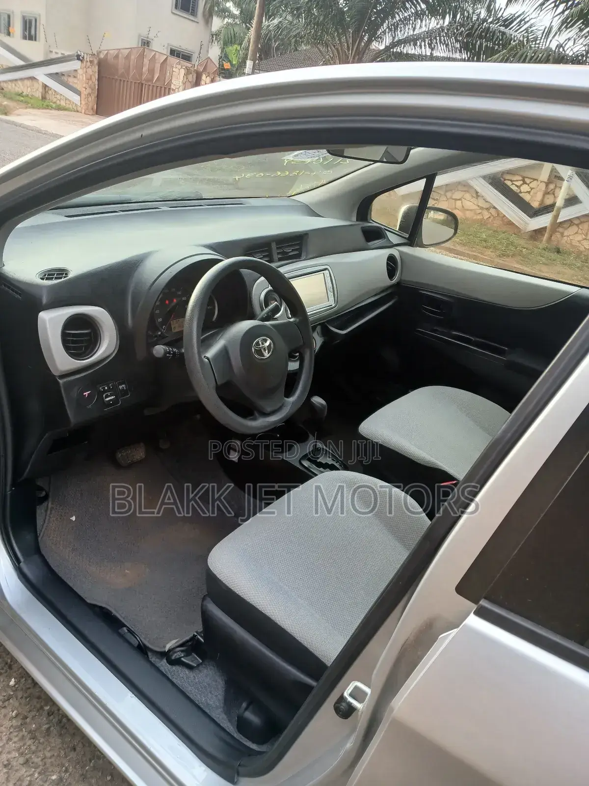 Toyota Vitz 1.3 FWD 5dr 2013 Silver