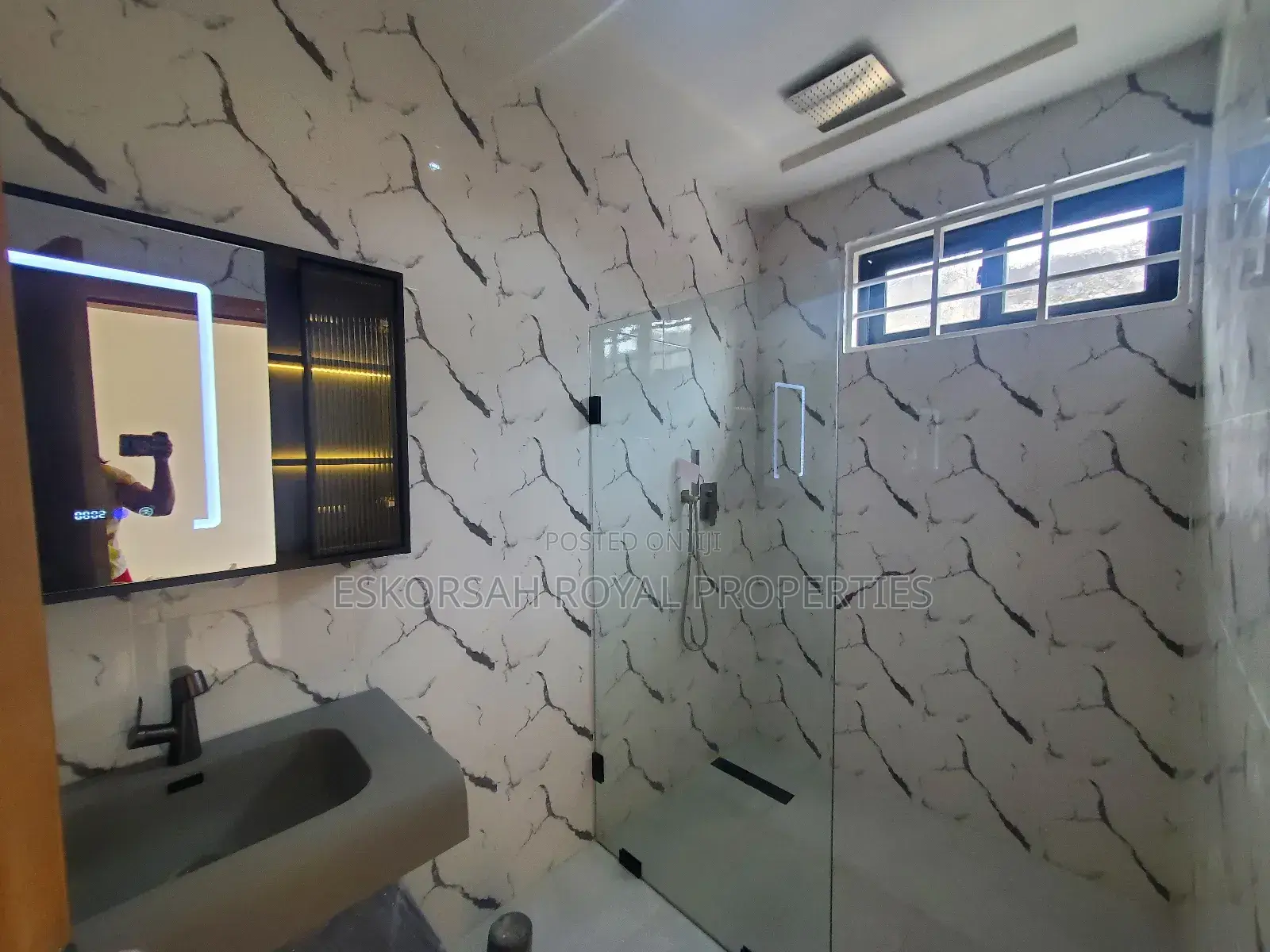 4bdrm House in Lakeside, Ashaley Botwe for sale