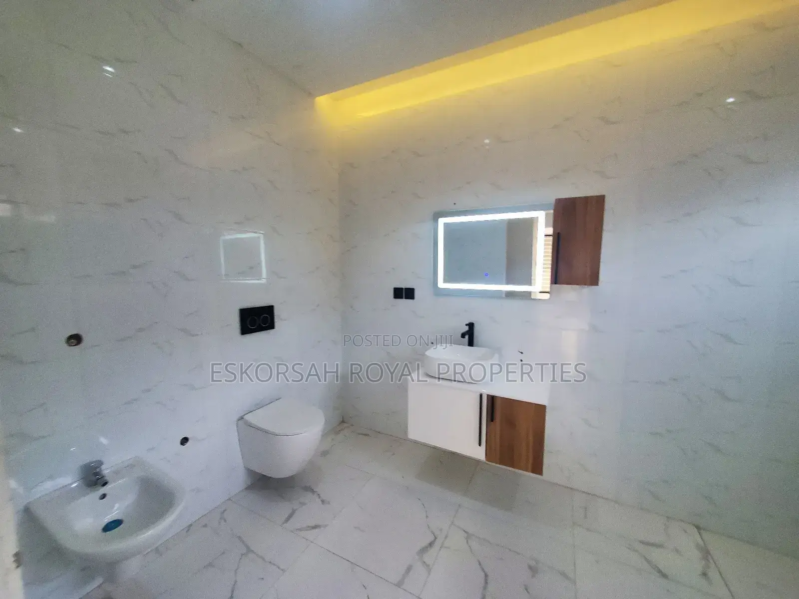 4bdrm House in Lakeside, Ashaley Botwe for sale