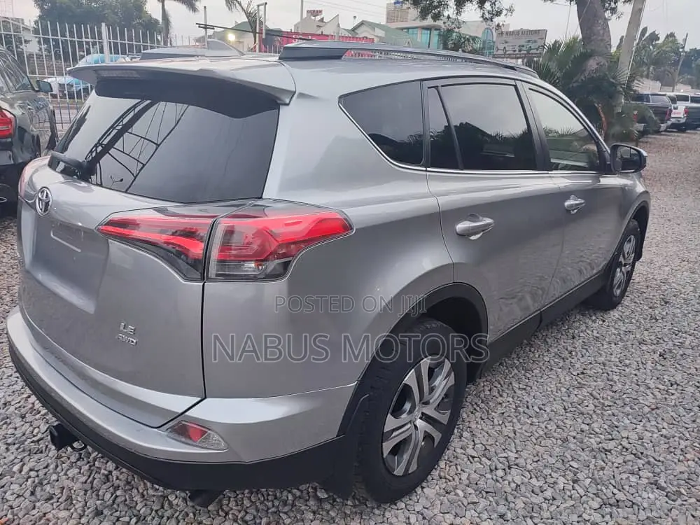Toyota RAV4 XLE AWD (2.5L 4cyl 6A) 2017 Silver