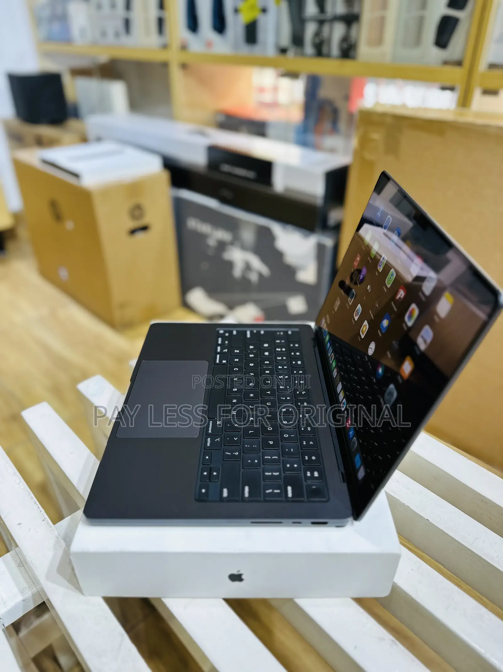Laptop Apple MacBook Pro 2023 M3 14-inch 18GB Apple M3 Pro SSD 512GB
