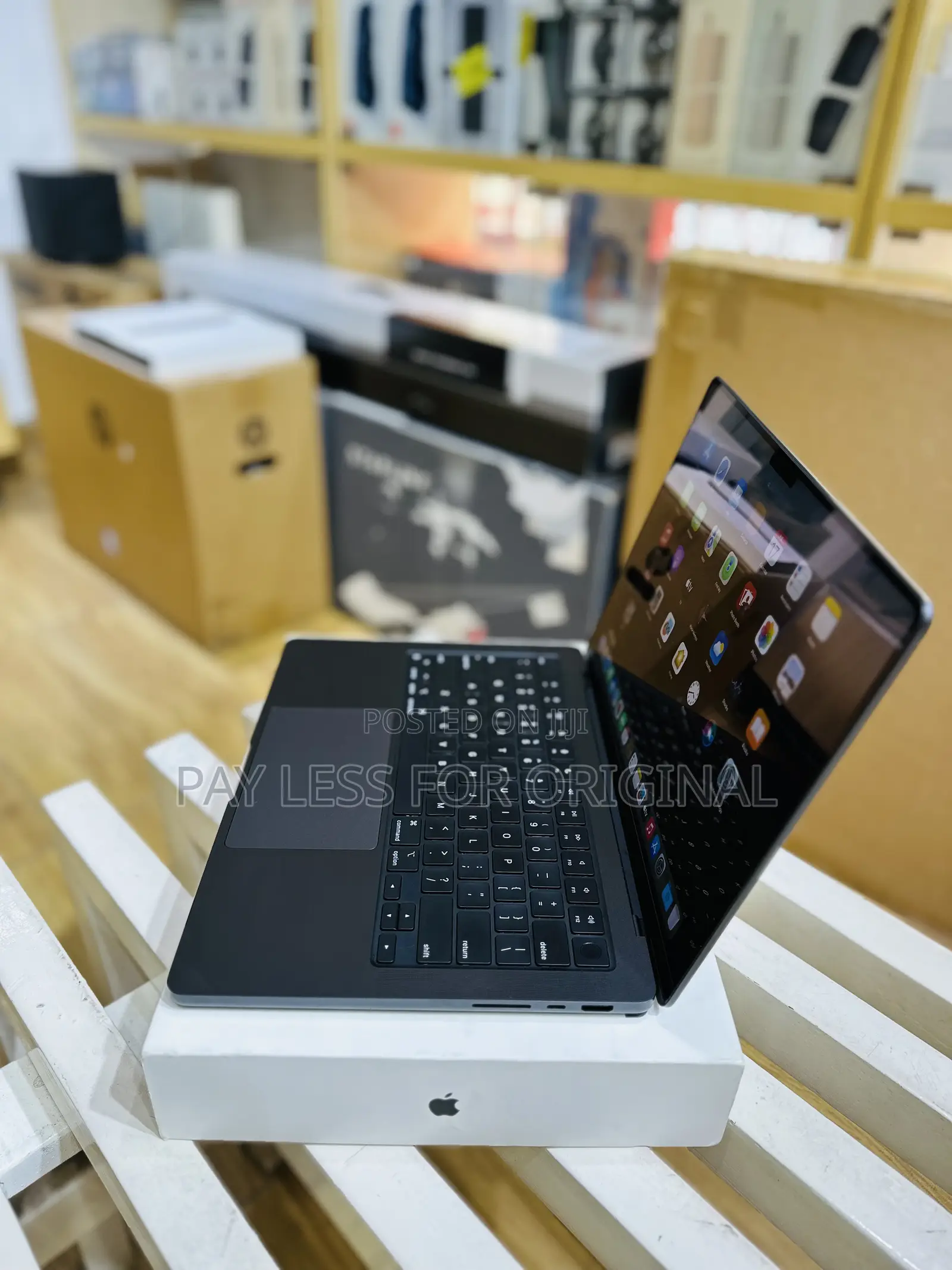 Laptop Apple MacBook Pro 2023 M3 14-inch 18GB Apple M3 Pro SSD 512GB