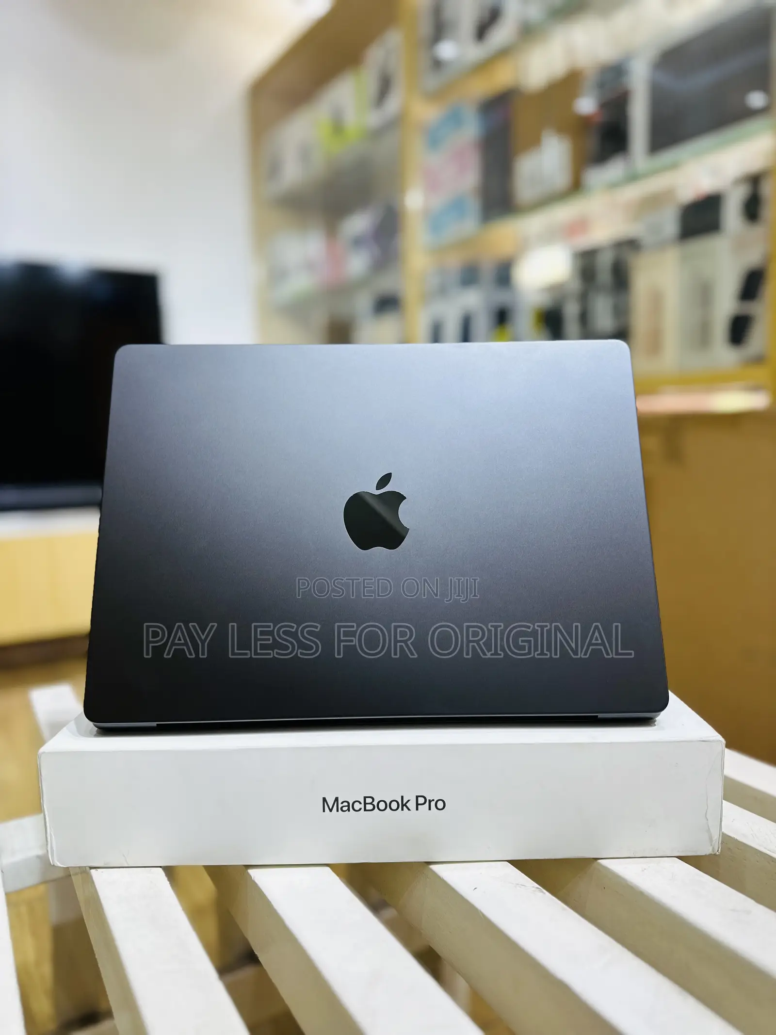 Laptop Apple MacBook Pro 2023 M3 14-inch 18GB Apple M3 Pro SSD 512GB