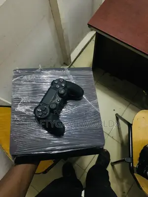 Play Station 4 Slim