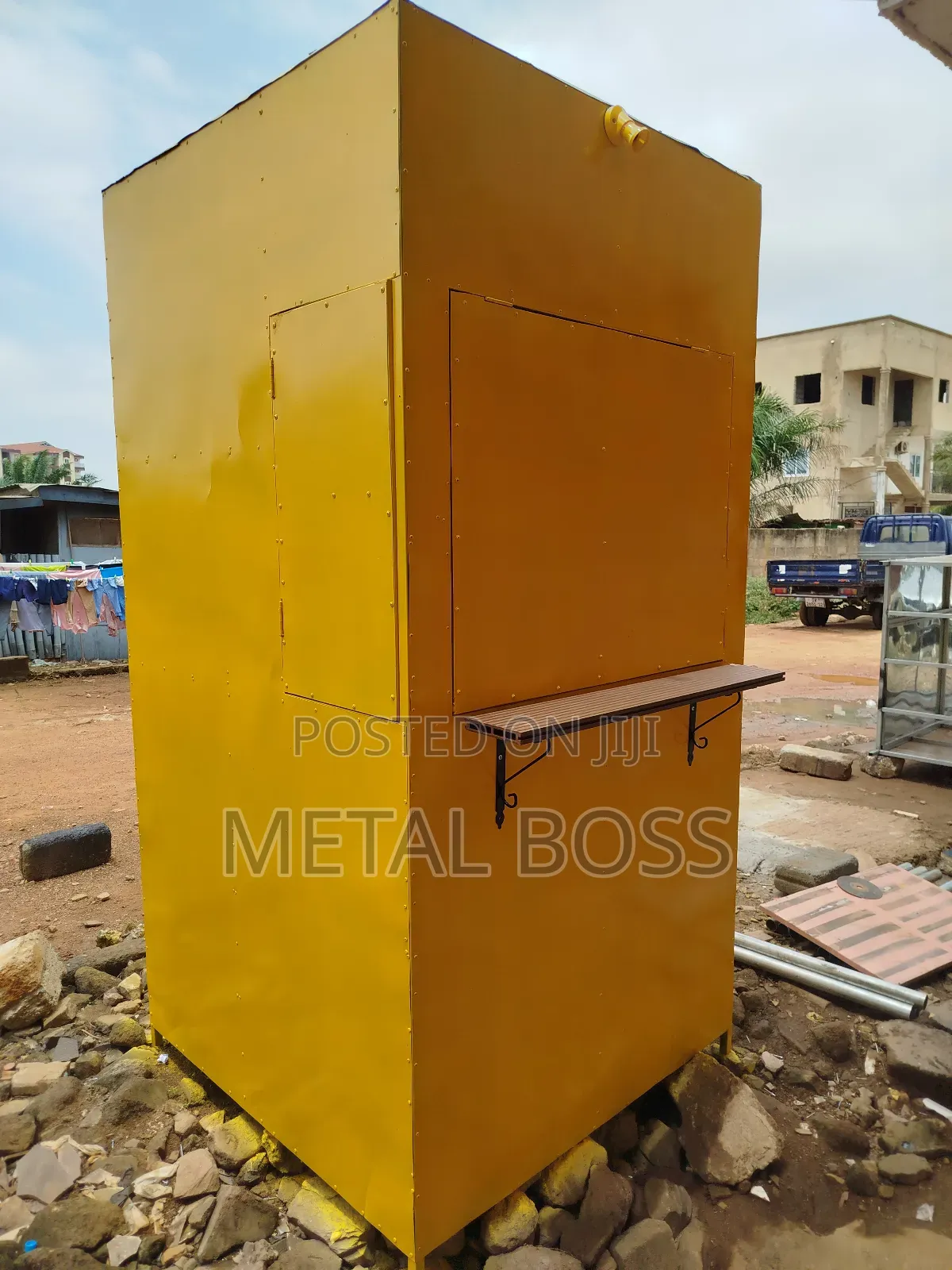 4x4 Momo Kiosk