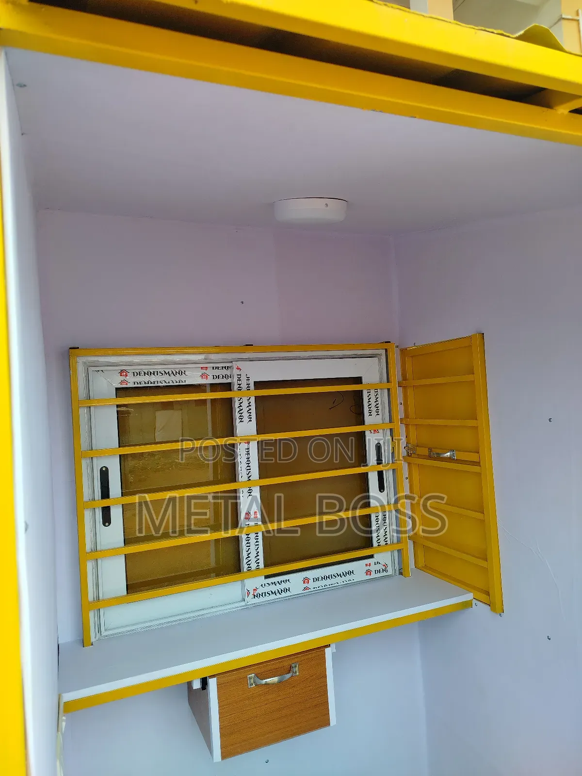 4x4 Momo Kiosk