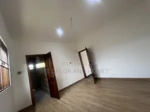 3bdrm House in Bee Decor & Homes, Old Ashomang for sale