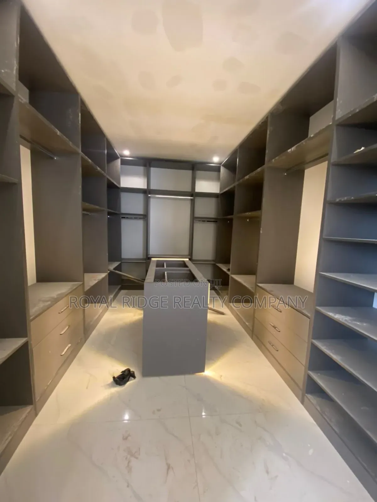 5bdrm House in East Legon Ogbojo, Accra Metropolitan for sale