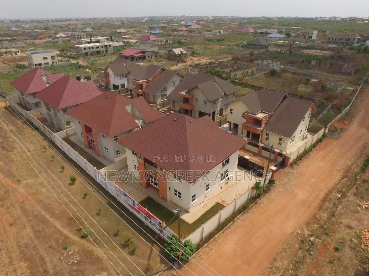 4bdrm Duplex in Gated Estate,Oyibi, Accra Metropolitan for sale