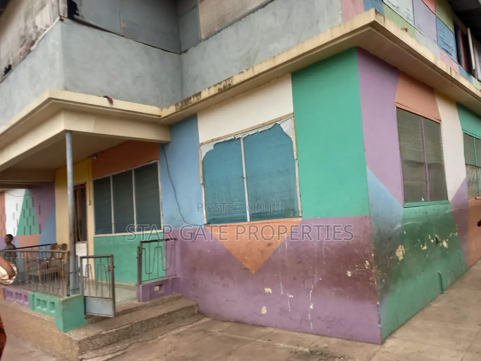 School for Sale at Obuasi ( 15 Class Rooms)