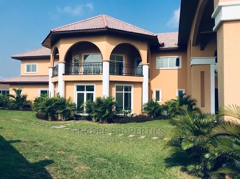 Ultra Morden 5 Bedroom House At Trasacco