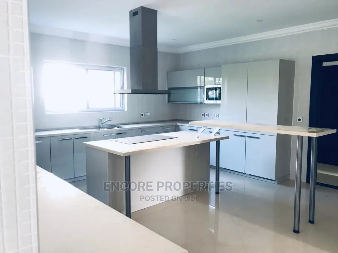 Ultra Morden 5 Bedroom House At Trasacco