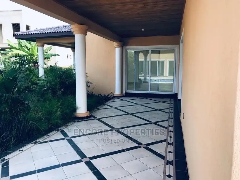 Ultra Morden 5 Bedroom House At Trasacco
