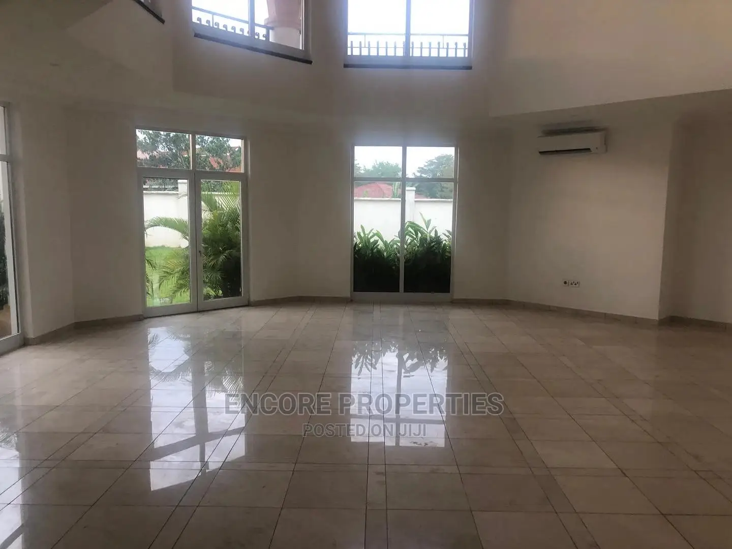 Ultra Morden 5 Bedroom House At Trasacco