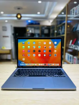 Laptop Apple MacBook Pro 2022 M2 8GB Apple M2 SSD 256GB