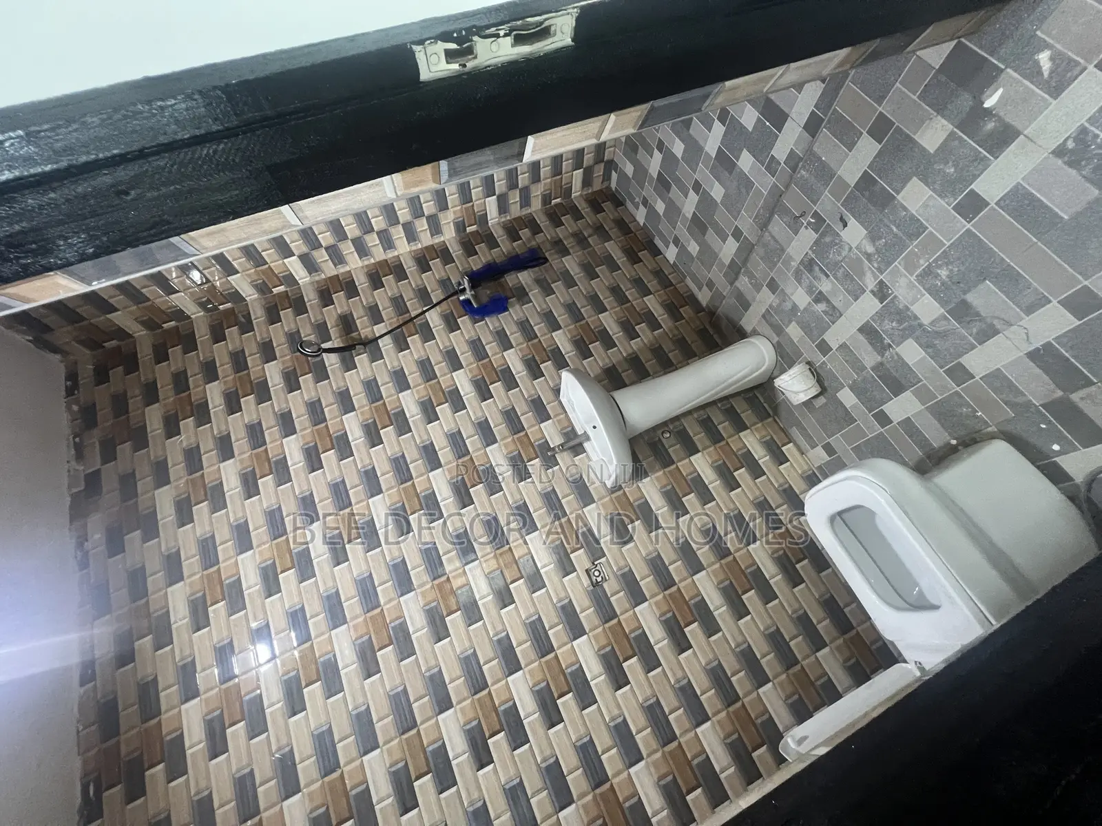 2bdrm Apartment in Bee Decor & Homes, Old Ashomang for rent