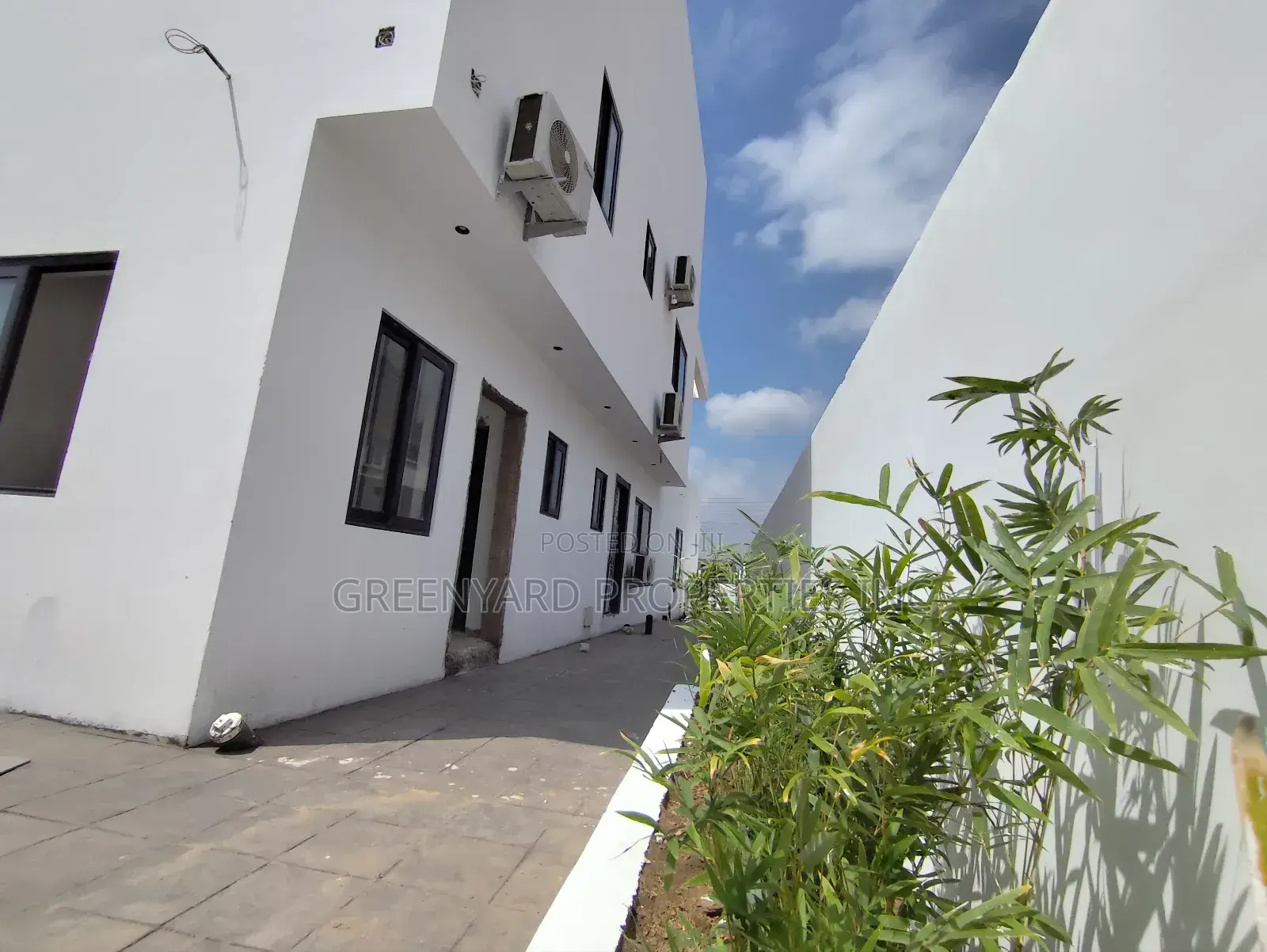 6bdrm Mansion in Adjiringanor, East Legon for sale