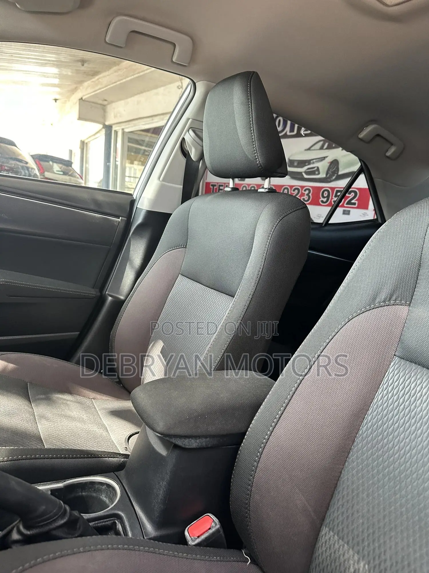 Toyota Corolla LE (1.8L 4cyl 2A) 2018 Silver