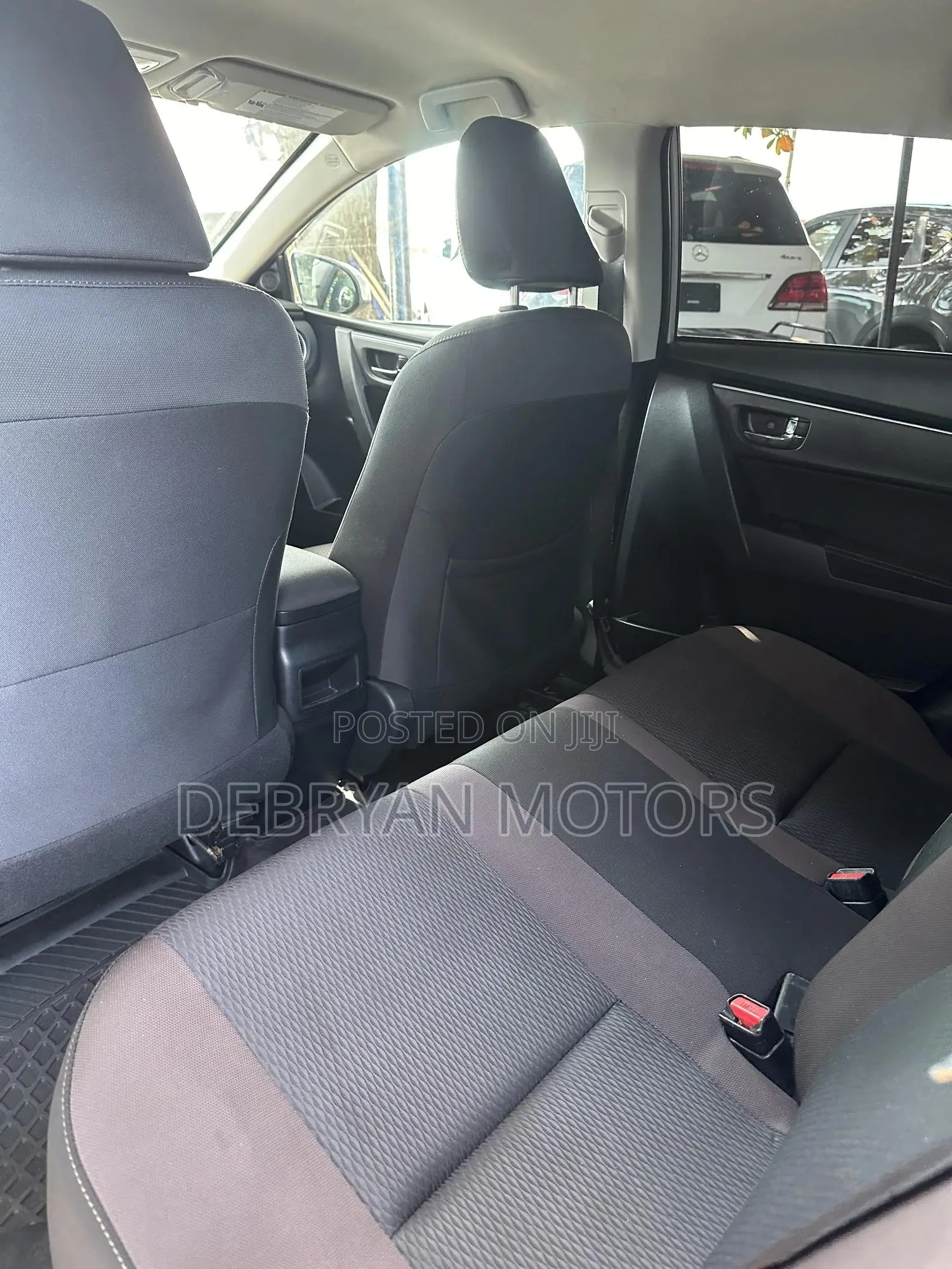 Toyota Corolla LE (1.8L 4cyl 2A) 2018 Silver