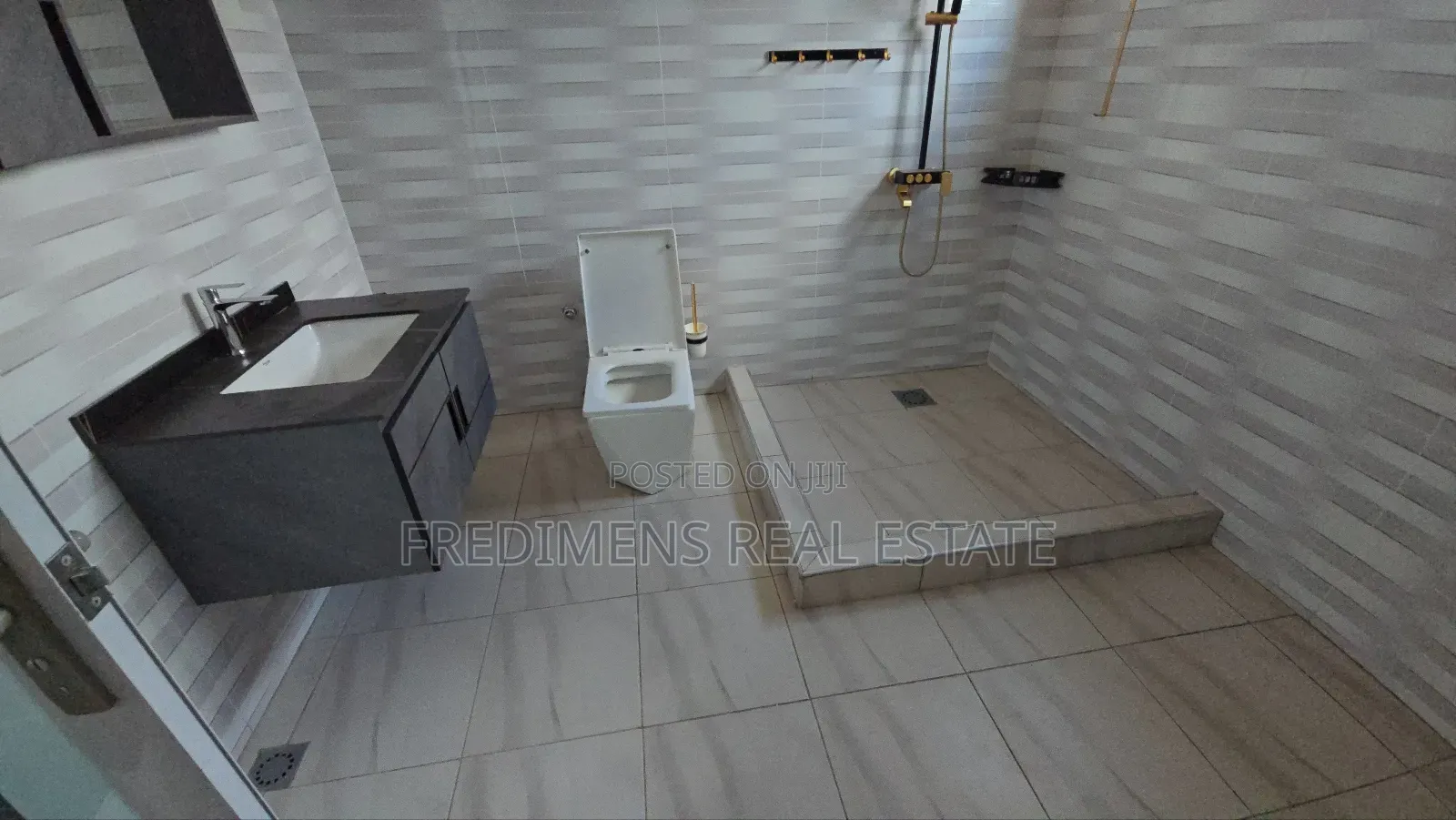4bdrm House in Fredimens Real, Kumasi Metropolitan for sale