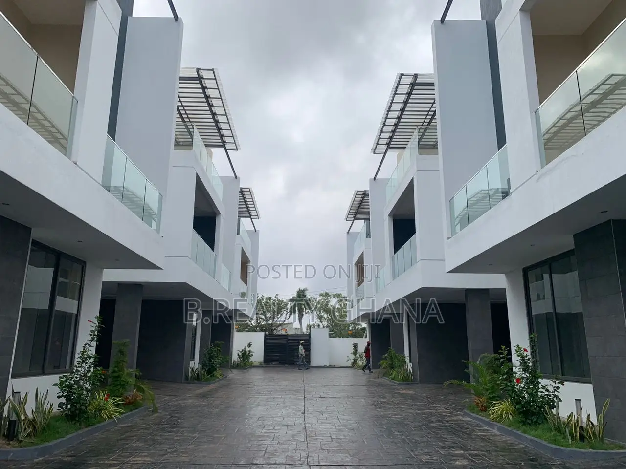 4bdrm Townhouse/Terrace in Cantonments for sale