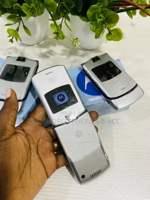 New Motorola RAZR V3 Silver