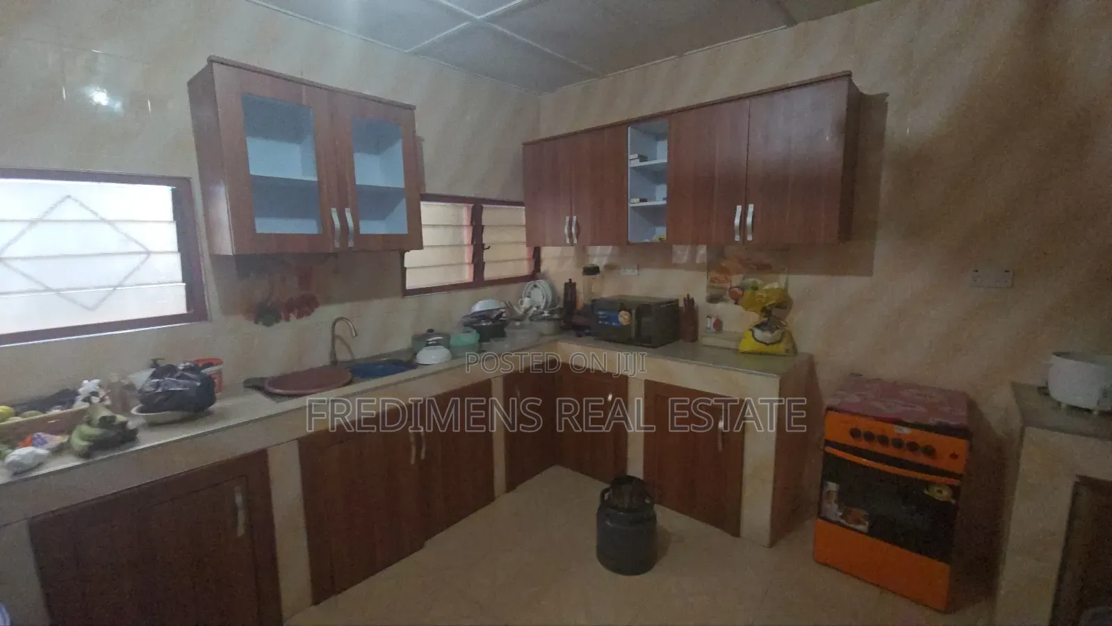 8bdrm House in Fredimens Real, Kumasi Metropolitan for sale