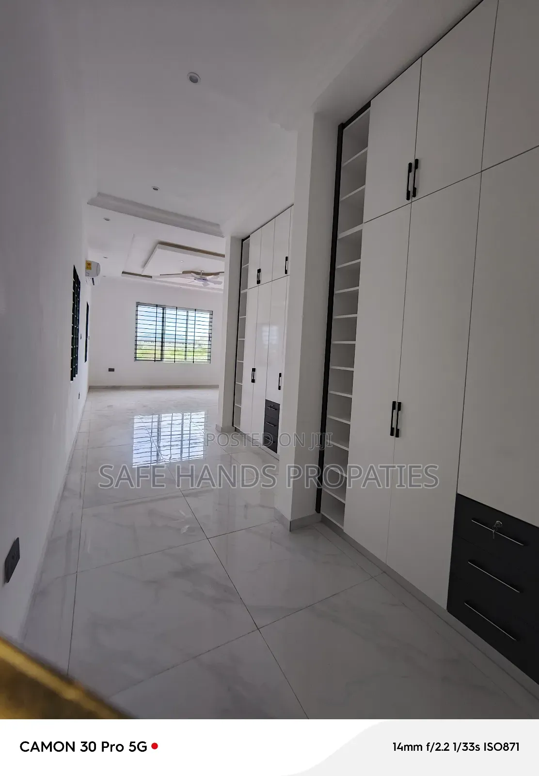 5bdrm House in Lakeside, Accra Metropolitan for sale